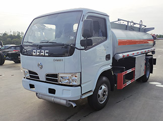 Dongfeng 5000l small fuel tanker truck