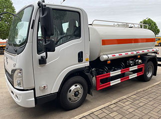 China new dongfeng 5000L water sprinkler truck