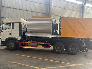 HOWO 12+9 cbm bitumen and chipping truck