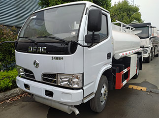 euro2 diesel engine dongfeng 5000L oil tank truck