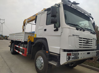 Howo 4*4  xcmg 8ton truck mounted crane