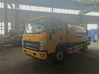 HOWO 8cbm bitument distributor truck